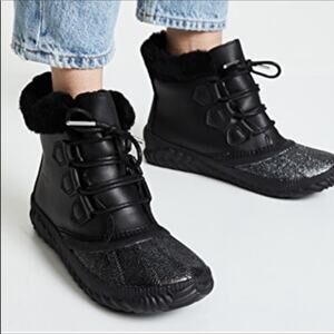 NIB Sorel Out N About Plus Lux black glitter waterproof boots, 6